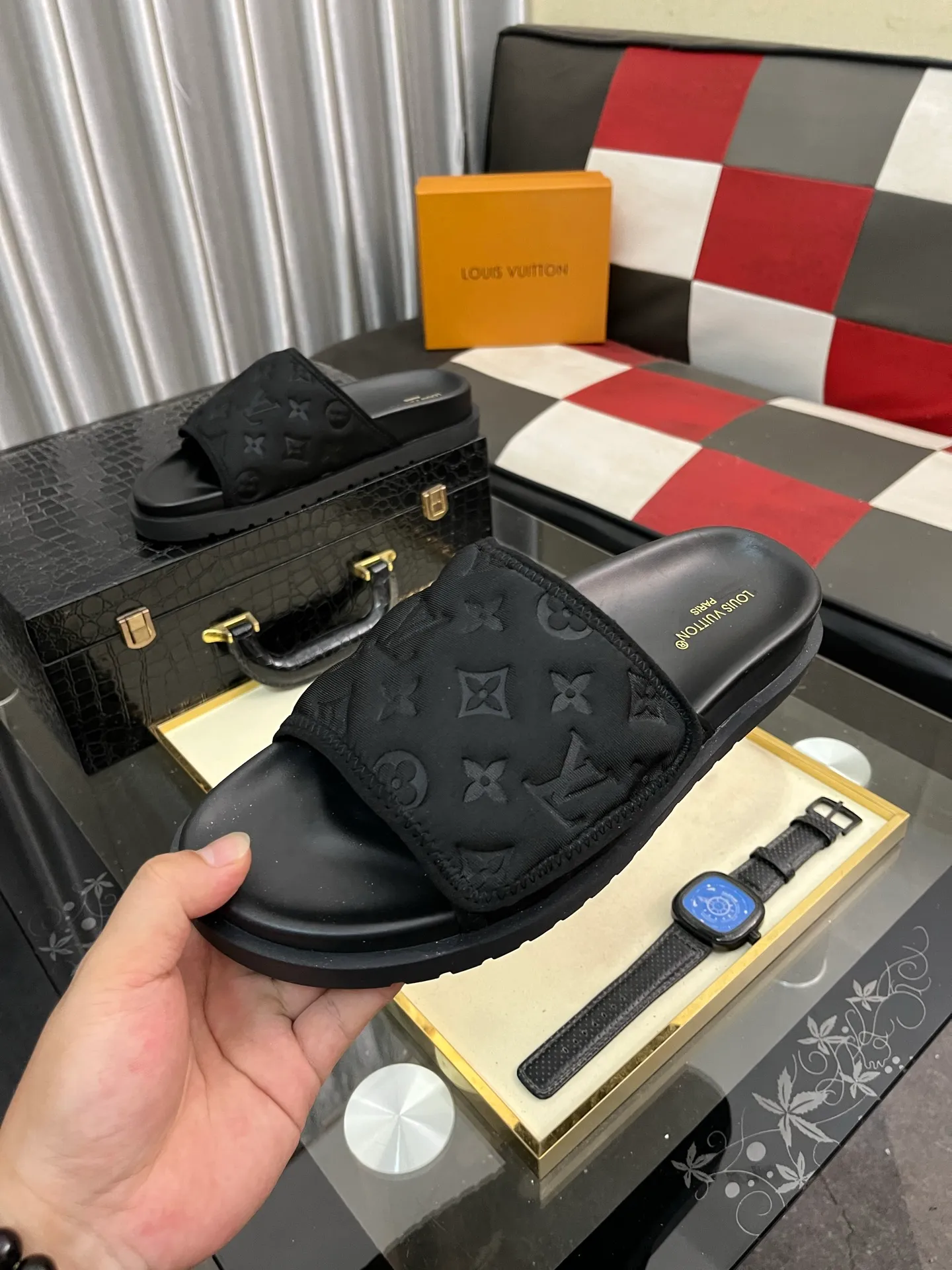 Men's men's shoes💰320⌚️⌚️[Louis Vuitton LV slippers] (high-end cowhide) counter 1:1 fashion style summer must-have! The designer used LV’s iconic outsole. The original simple slippers instantly become fashionable! The upper is made of flexible special cowhide leather straps alternately, and the workmanship is exquisite! A must-have for stylish men in summer, size 38-44